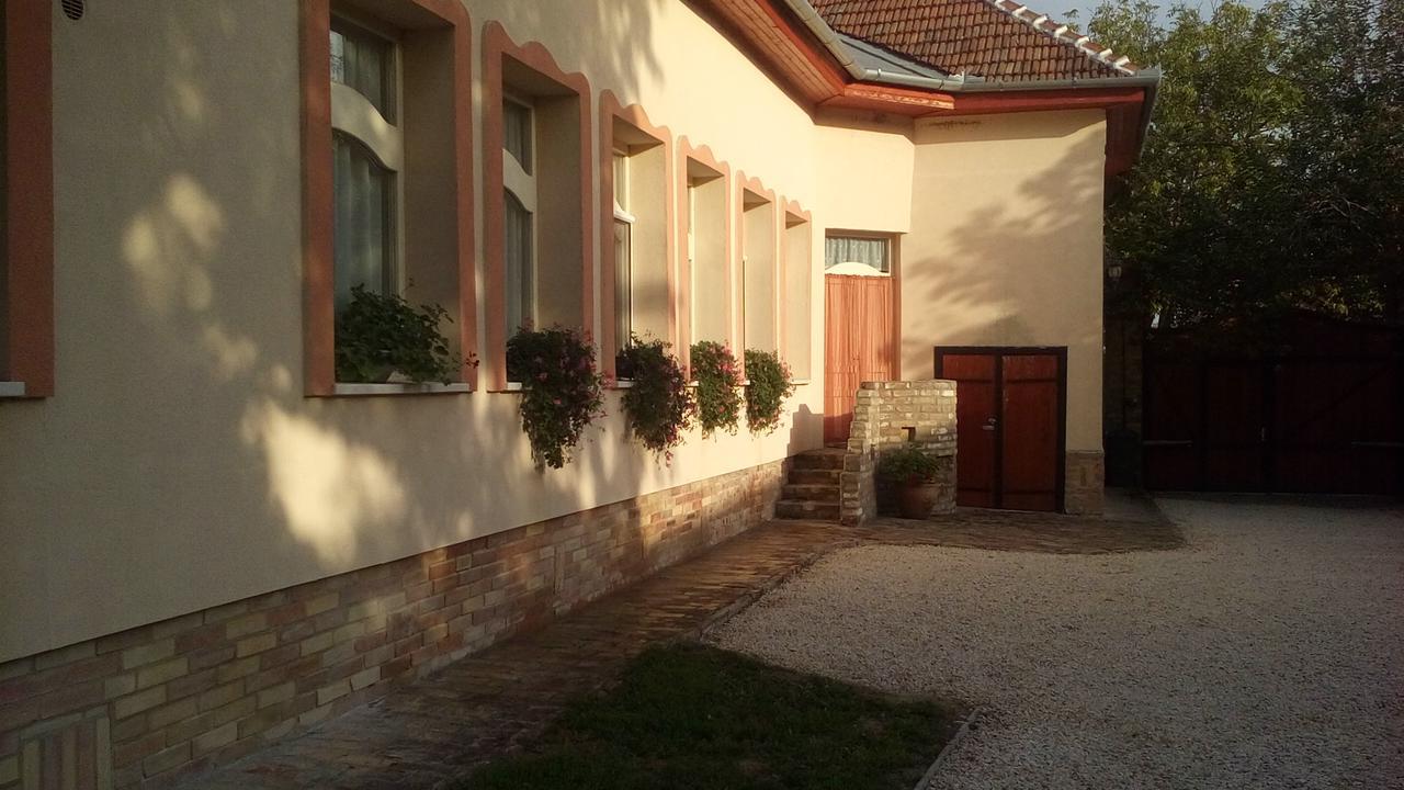 Resort La Tulipe Noire Ceglédbercel Buitenkant foto